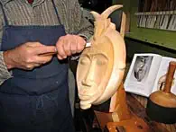 Die Maske wurde an einem selbstgefertigten Schnitzwinkel befestigt. Maske an Schnitzwinkel befestigt