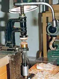 Bild 2: Nietmaschine mit montiertem Stanzwerkzeug Nietmaschine mit montiertem Stanzwerkzeug