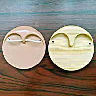 Plastikmuster und Holzsockel zum Vergleich