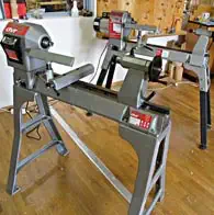 Bild 1: Teknatool NOVA- Drechselbänke, ausgestellt in der Kurswerkstatt der Firma NEUREITER-Holzbearbeitungsmaschinen Nova-Drechselbänke im Ausstellungsraum Fa. NEUREITER-Holzbearbeitungsmaschinen