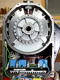 DVR-Xp: Der optische Drehzahlsensor befindet sich hinter dem unteren der drei Abdeckbleche DVR-Xp: Der optische Drehzahlsensor befindet sich hinter dem unteren der drei Abdeckbleche.