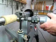 Bild 2: Anwendung der im Spindelkopf integrierten 24-Schritt-Teileinrichtung Beim Bohren gleichmäßig auf den Werkstückumfang verteilter Spundlöcher. tmb drilljig1