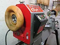 Bild 1: An dem etwas klein geratenen mitgelieferten stählernen Handrad läßt sich leicht ein größeres ergonimisch geformtes Handrad montieren. headwheel_small