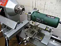 Bild 3: Oberfräse auf einem Kreuztisch (Support) montiert. tmb latheandrouter
