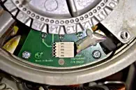 DVR-Xp: Zwei Kreuzschlitzschrauben halten das Platinchen mit dem optischen Sensor. DVR-Xp: Zwei Kreuzschlitzschrauben halten das Platinchen mit dem optischen Sensor.