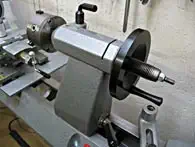 Bild 1: Reitstock der NOVA XP mit angebautem 80mm Dreibacken- Drehbankfutter tmb trailstock