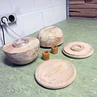 Flaschenköpfe (grob vorgedreht), Flaschenböden und Ventil-Drehknöpfe fertiggestellt   Flaschenköpfe (grob vorgedreht), Flaschenböden und Ventil-Drehknöpfe fertiggestellt