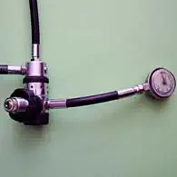 Atemregler (Stufe 1) und Manometer Atemregler (Stufe 1) und Manometer
