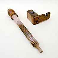 Spinnradbau: hinteres Spindellager (alt) mit Bruchstelle Spinnradbau: hinteres Spindellager (alt) mit Bruchstelle