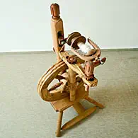 Spinnradbau: das fertiggestellte Spinnrad (Komplettansicht) Spinnradbau: das fertiggestellte Spinnrad (Komplettansicht)