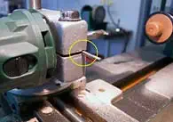 So läst sich die Spindel zum Fräserwechsel arretieren. fixed_spindle