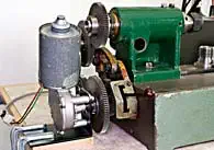 Kein Muss, aber praktisch: Ein kleiner Getriebemotor ersetzt die Kurbel. gear_drive