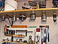 Bild 5: Meine Drechselfutter, aufgehängt an   selbst gefrästen hölzernen Gewindestutzen. tmb hanging chucks