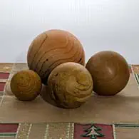 Sauber und präzise gedrehte Holzkugeln