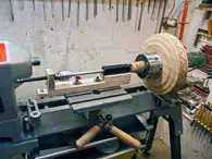 Bild 10: Mit dieser einfachen Vorrichtung lassen sich Gewinde auch in Werkstücke mit großem Durchmesser fräsen. tmb thread jig 1
