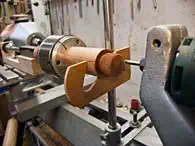 Bild 12: Eine einfache Hakenlynette verhindert das Flattern leichter Werkstücke an der etwas zu dünn geratenen Welle.  tmb thread jig 3
