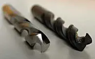 Bild 3: Linksschneidender Bohrer (Der dunklere Bohrer ist rechtsschneidend und dient zum Vergleich.) tmb leftdrill