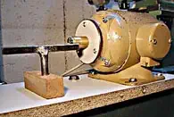 Bild 5: Diese Linksdrechselbank habe ich mit minimalem Aufwand aus einem kleinen Drehstrommotor mit 220 W Nennleistung aufgebaut. Die Drehzahlsteuerung erfolgt hier über einen kleinen handelsüblichen Frequenzumrichter. Bild 5: Diese Linksdrechselbank habe ich mit minimalem Aufwand aus einem kleinen Drehstrommotor mit 220 W Nennleistung aufgebaut. Die Drehzahlsteuerung erfolgt hier über einen kleinen handelsüblichen Frequenzumrichter.