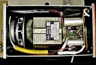 Bild 2: Blick ins Innenleben der Drechselbank: Der Kollektormotor stammt aus einer ausgesonderten Labor- Tischzentrifuge. Die Bauelemente des Drehzahlreglers sind gut erkennbar. Bild 2: Blick ins Innenleben der Drechselbank: Der Kollektormotor stammt aus einer ausgesonderten Labor- Tischzentrifuge. Die Bauelemente des Drehzahlreglers sind gut erkennbar.