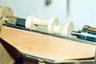 Bild 2: Eine Bearbeitungsstufe, wie sie beim Drechseln der Sprossen zwischen Dreizack und Körnerspitze entstehen würde. Fünffaches Umspannen bis zur Fertigstellung, größer Holzverbrauch und schlechte Zugänglichkeit bei der Bearbeitung ließen mich nach Arbeitsvorteilen suchen. Bild 2: Eine Bearbeitungsstufe, wie sie beim Drechseln der Sprossen zwischen Dreizack und Körnerspitze entstehen würde. Fünffaches Umspannen bis zur Fertigstellung, größer Holzverbrauch und schlechte Zugänglichkeit bei der Bearbeitung ließen mich nach Arbeitsvorteilen suchen.