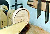 Bild 6: Fertigstellen des Halterähmchens auf einem dafür angefertigten Futter aus Rotbuche. Bild 6: Fertigstellen des Halterähmchens auf einem dafür angefertigten Futter aus Rotbuche.