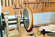 Bild 9: Auch für den Deckel fertige ich nun noch ein hölzernes Hilfsfutter an. Bild 9: Auch für den Deckel fertige ich nun noch ein hölzernes Hilfsfutter an.